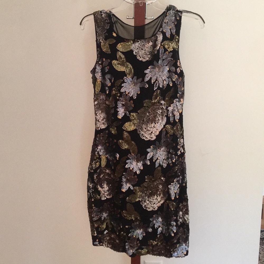 Cache elegant cocktail dress!